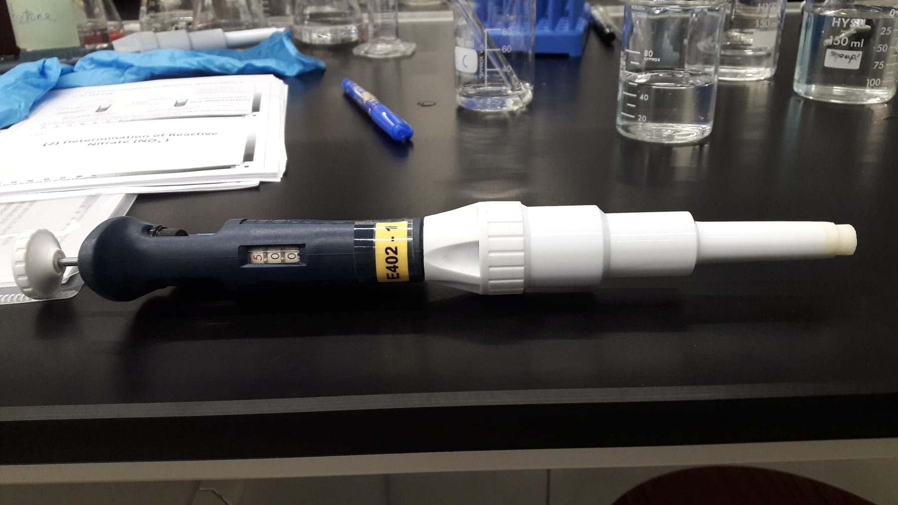 Pipette auf dunkler Laborbank